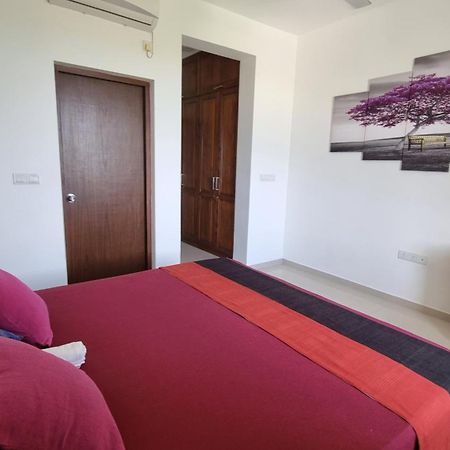 Aqua Vista Apartment Uswetakeiyawa Bagian luar foto