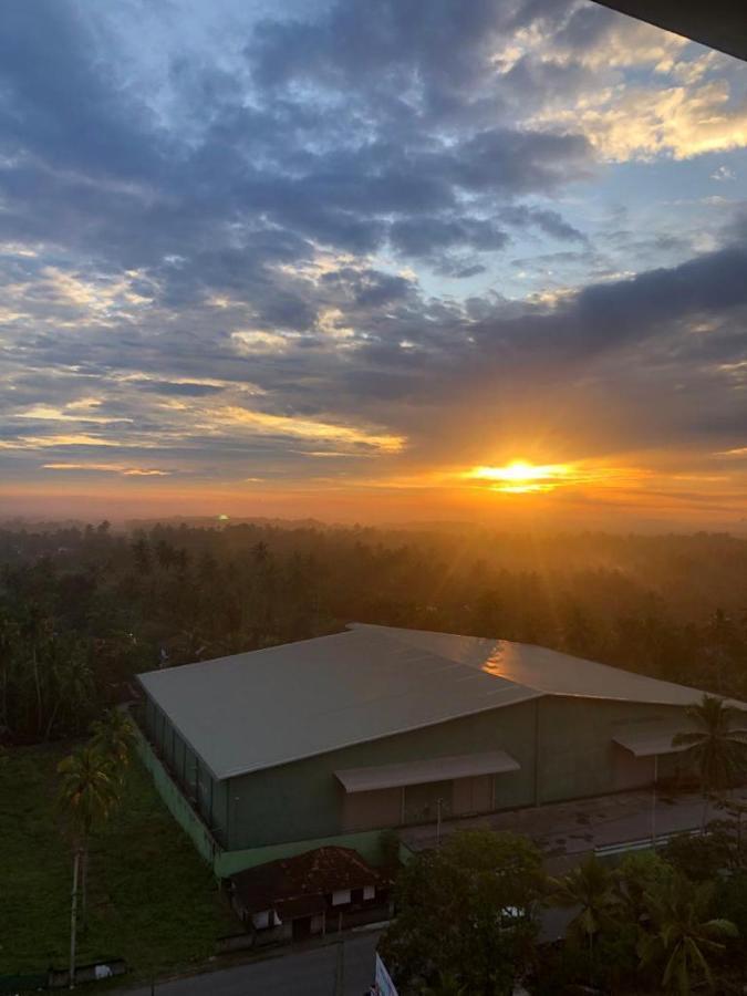 Aqua Vista Apartment Uswetakeiyawa Bagian luar foto