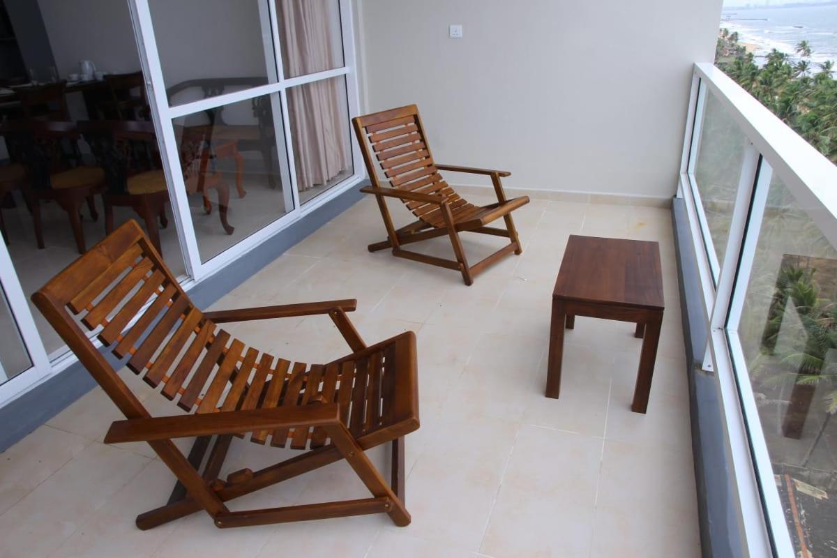 Aqua Vista Apartment Uswetakeiyawa Bagian luar foto
