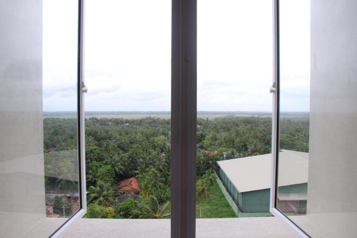 Aqua Vista Apartment Uswetakeiyawa Bagian luar foto