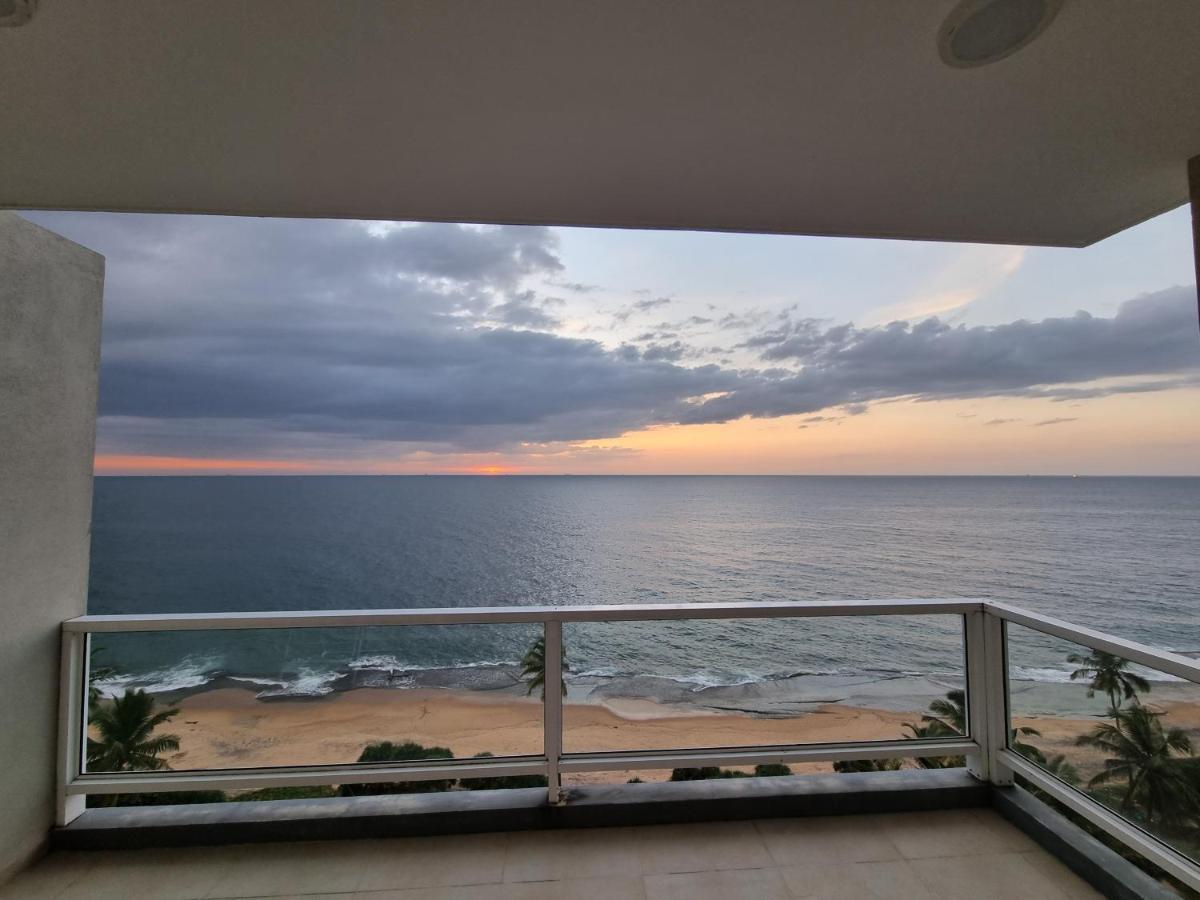 Aqua Vista Apartment Uswetakeiyawa Bagian luar foto