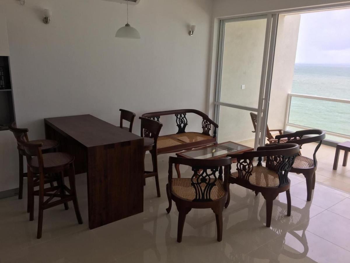 Aqua Vista Apartment Uswetakeiyawa Bagian luar foto