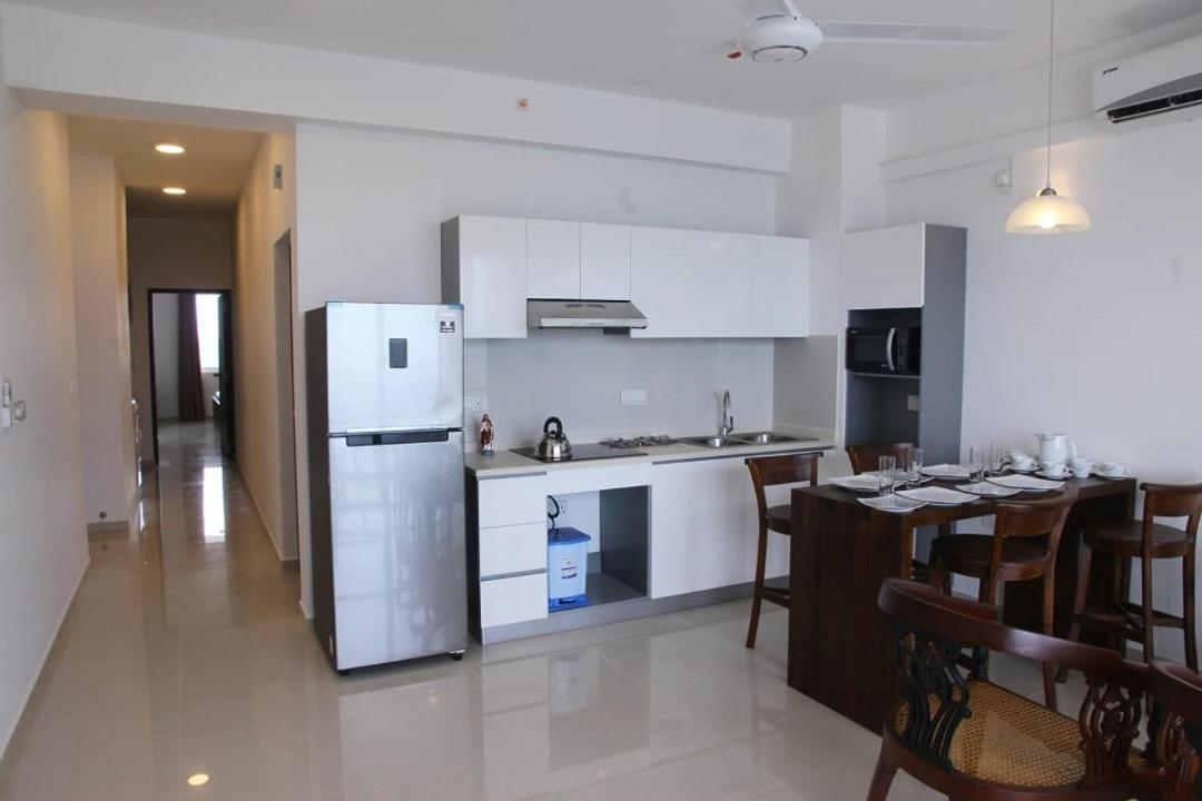 Aqua Vista Apartment Uswetakeiyawa Bagian luar foto